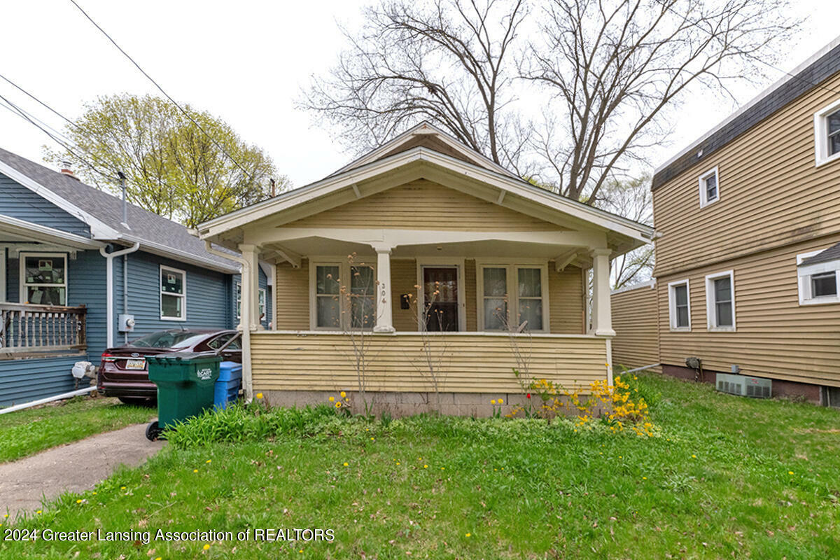 Property Photo:  304 N Foster Avenue  MI 48912 