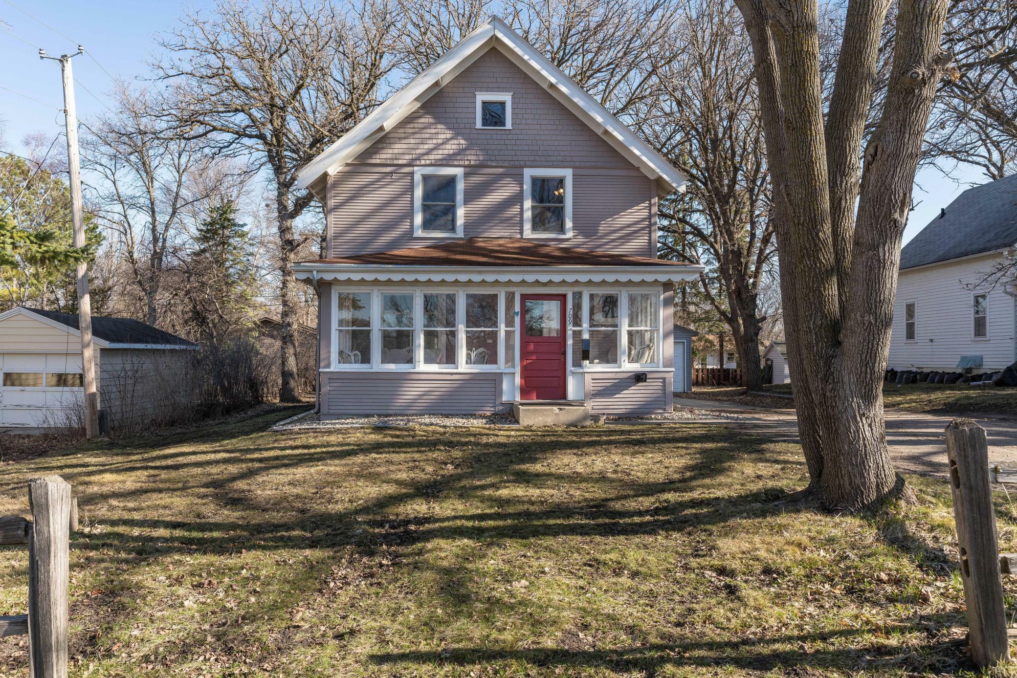 Property Photo:  709 E Beech Avenue  MN 56537 