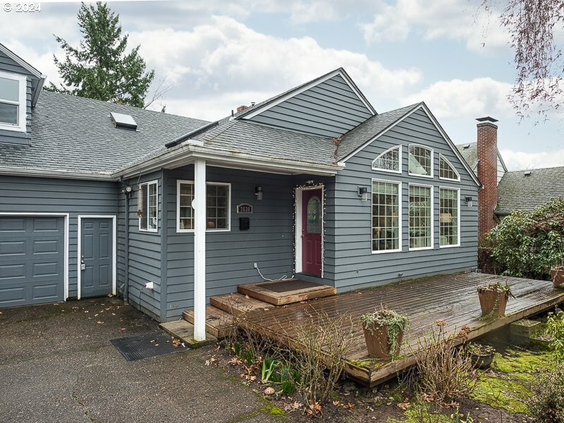 Property Photo:  7636 SW Capitol Hill Rd  OR 97219 