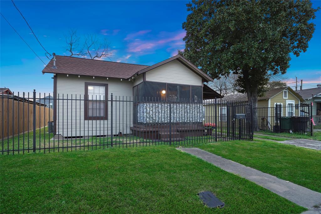 Property Photo: 7632 Avenue E TX 77012