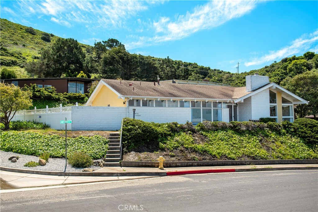 Property Photo:  2 Cambridge Drive  CA 93436 