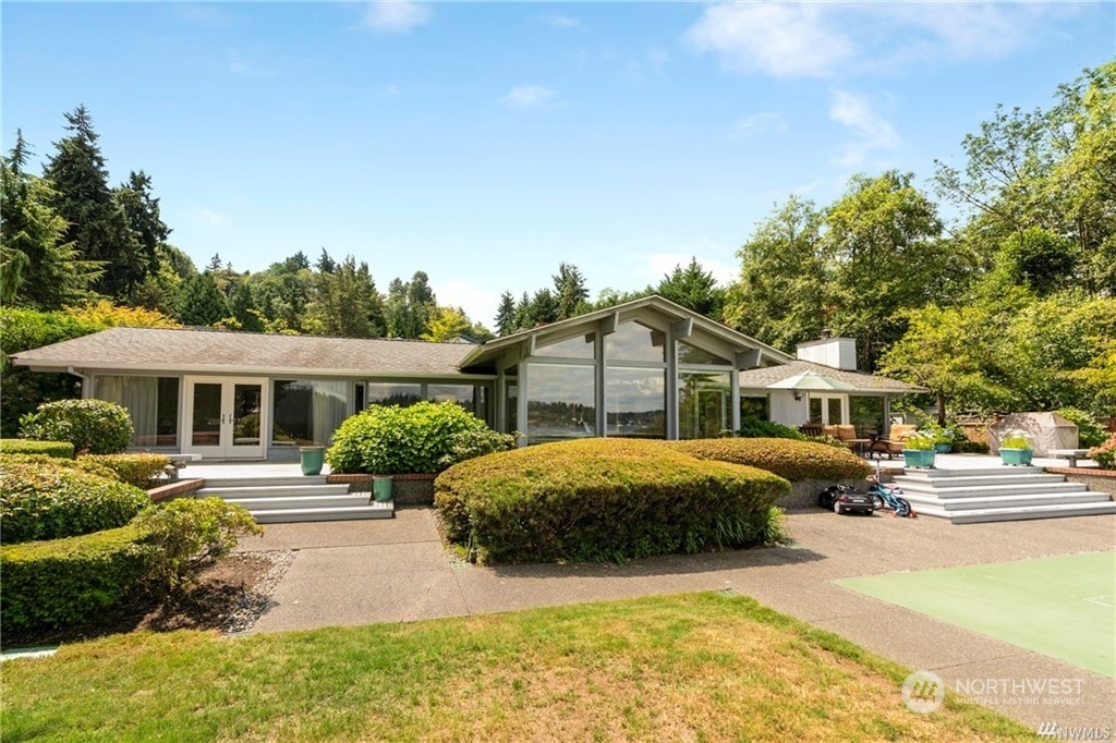 Property Photo:  8428 N Mercer Way  WA 98040 