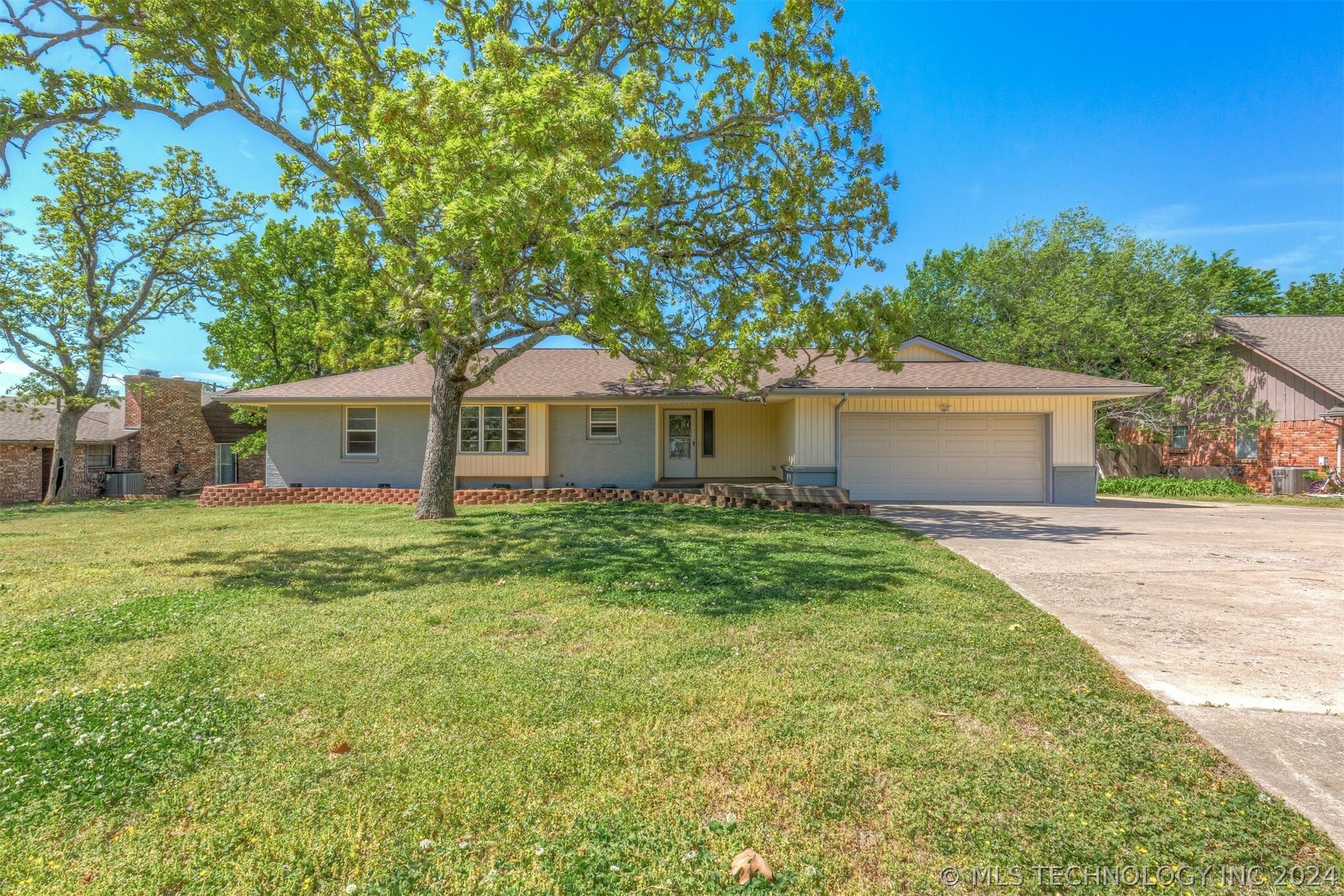 Property Photo:  722 Oak Ridge Drive  OK 74063 