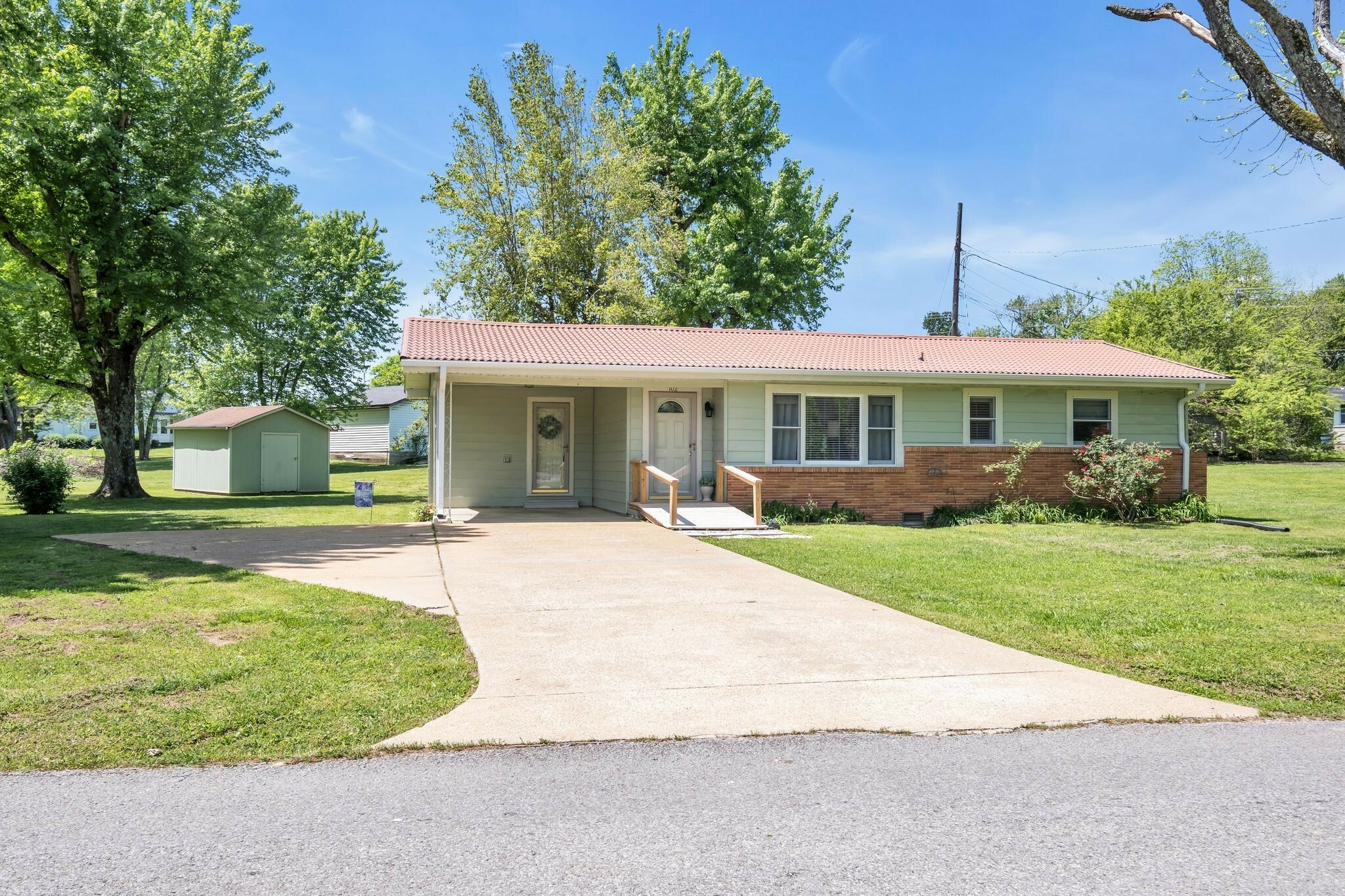 Property Photo: 102 W Demumbrum St TN 38469