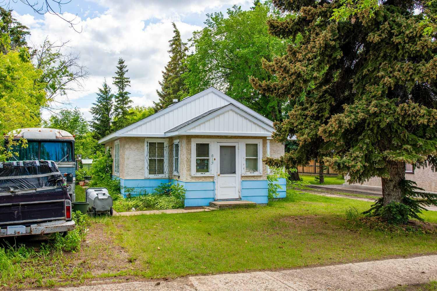 Property Photo:  813 9 Avenue  AB T9W 1B9 