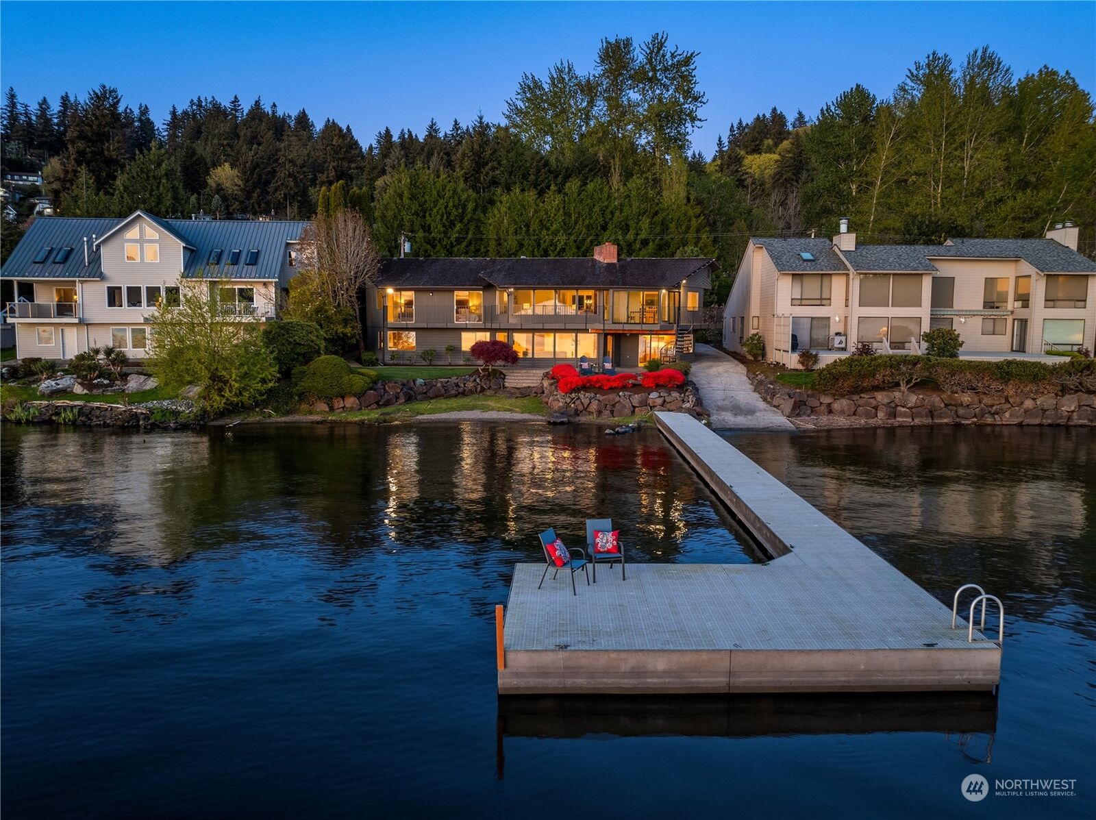 Property Photo:  3303 E Lake Sammamish Shore Lane SE  WA 98075 