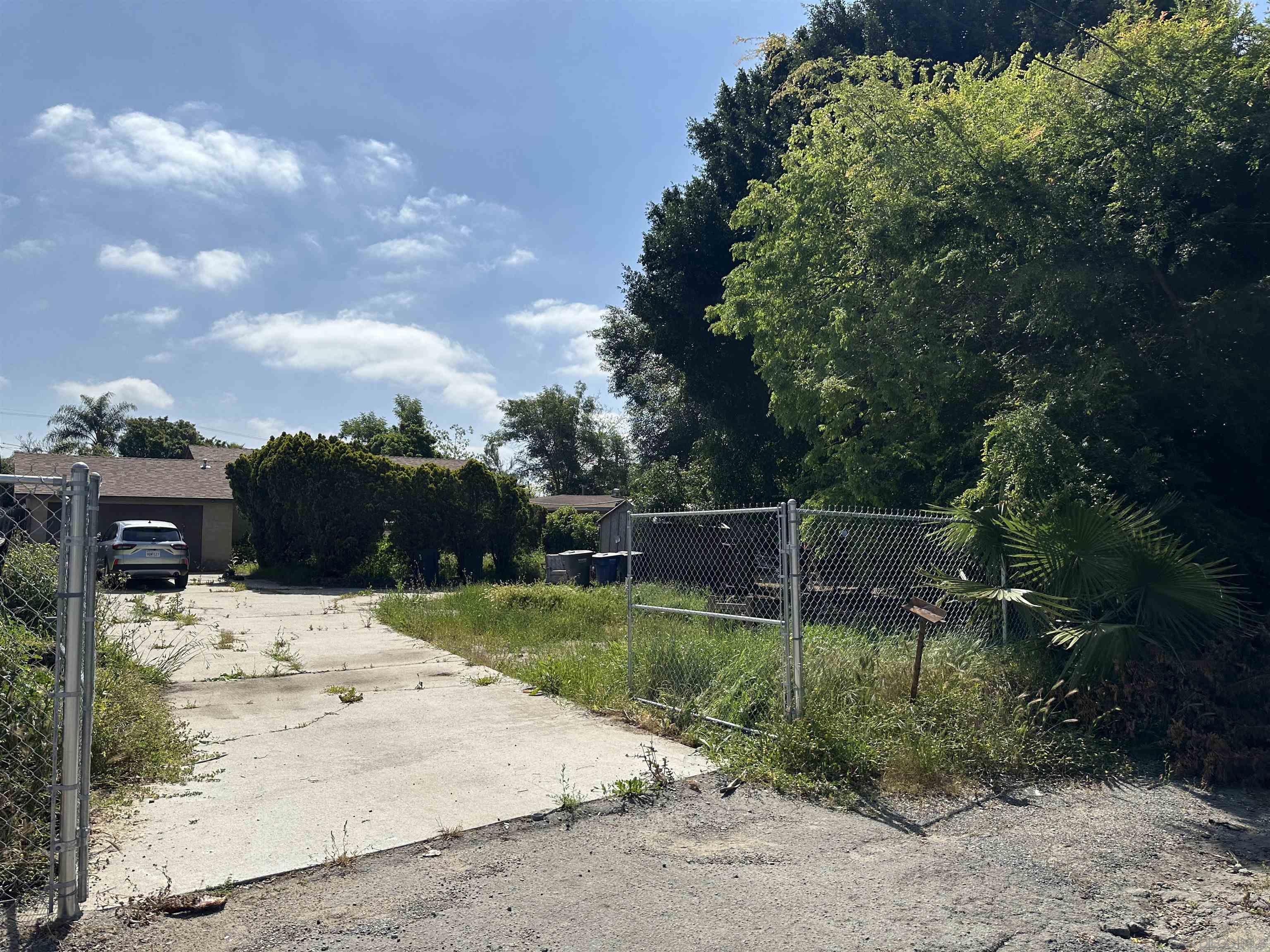 Property Photo: 1627 N Santa Fe Ave CA 92084