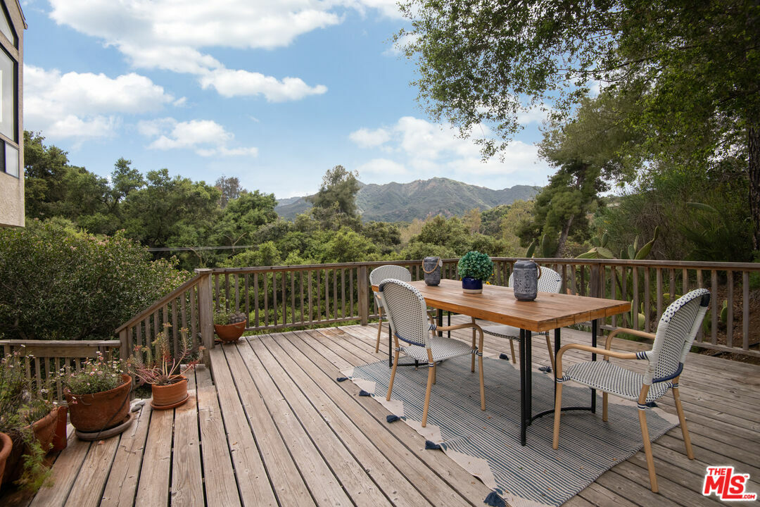 Property Photo:  1639   Oak Dr  CA 90290 