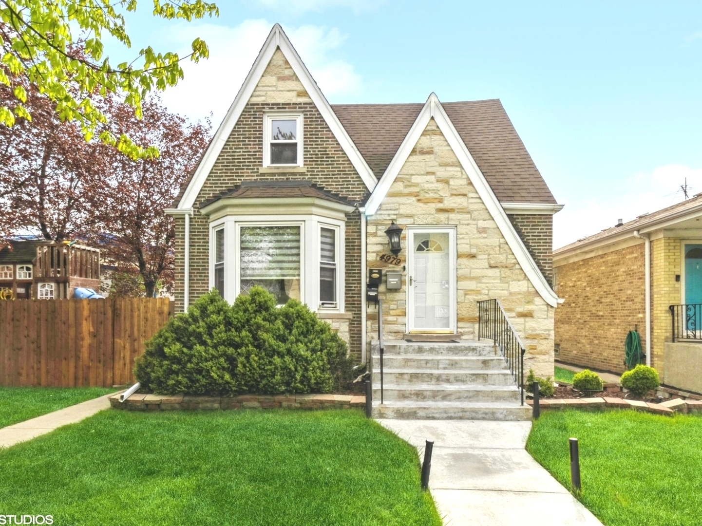 Property Photo: 4979 N Austin Avenue 2 IL 60630