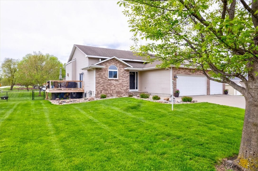 Property Photo:  416 NW 70th Place  IA 50023 