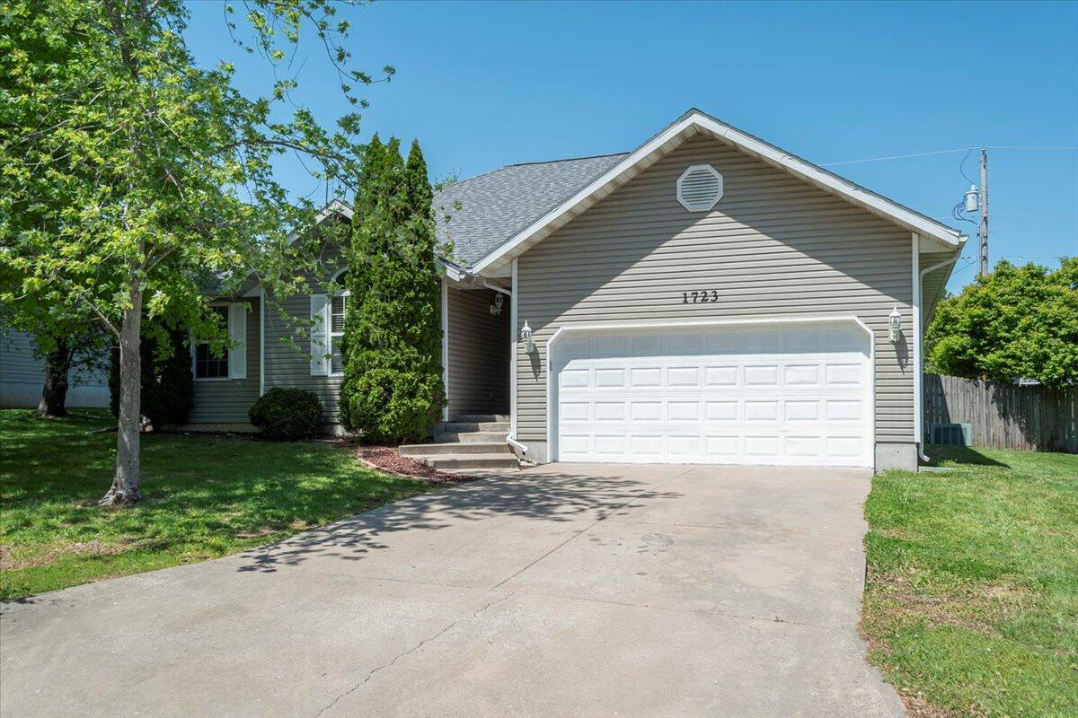 Property Photo: 1723 E Lee Street MO 65738