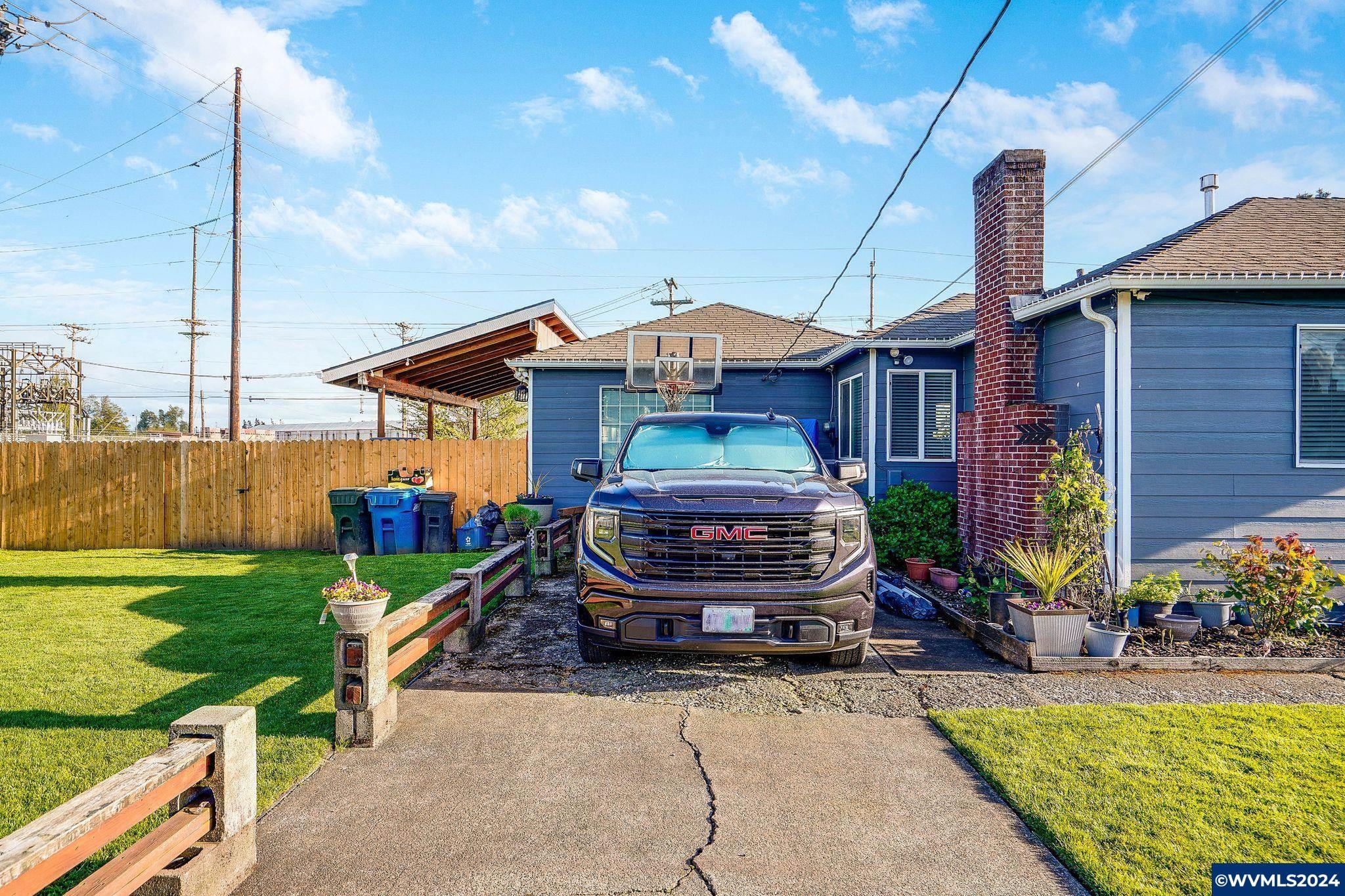 Property Photo:  1500  George St  OR 97071-5209 