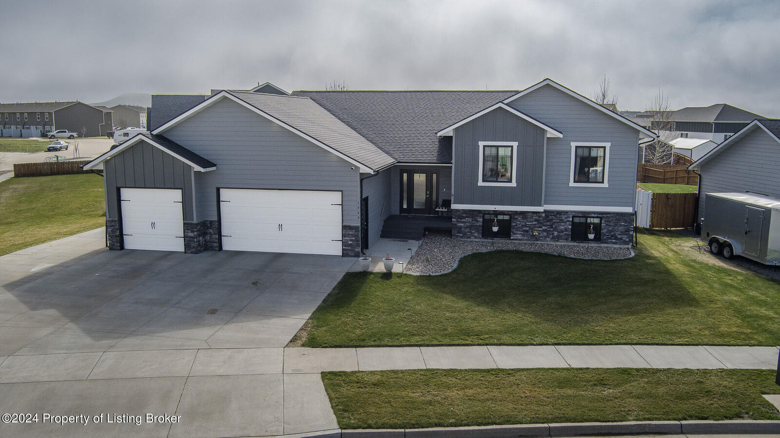 Property Photo:  1744 Yellowstone Circle  ND 58601 