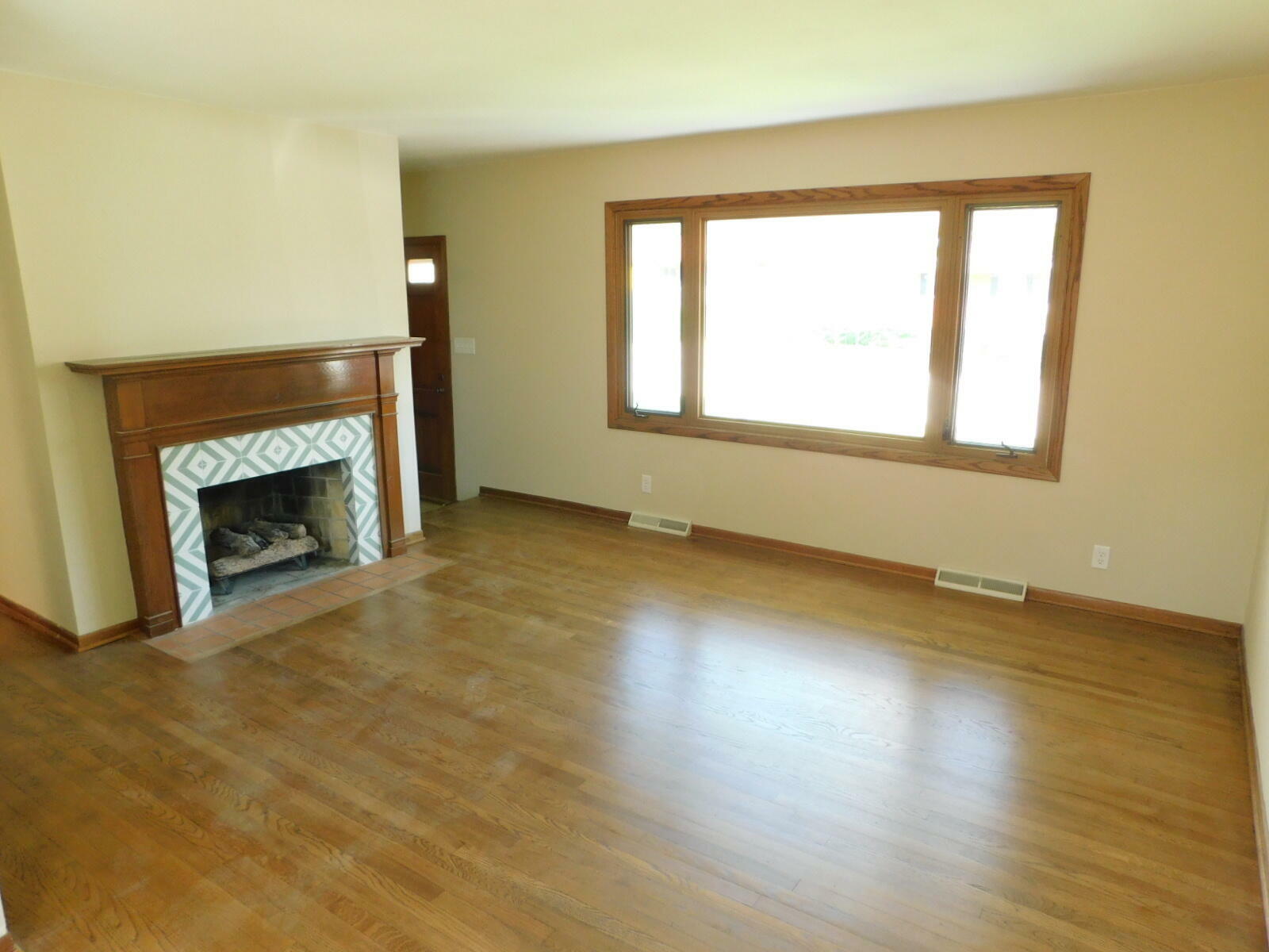 Property Photo:  2445 W Sycamore Ave  WI 53154 