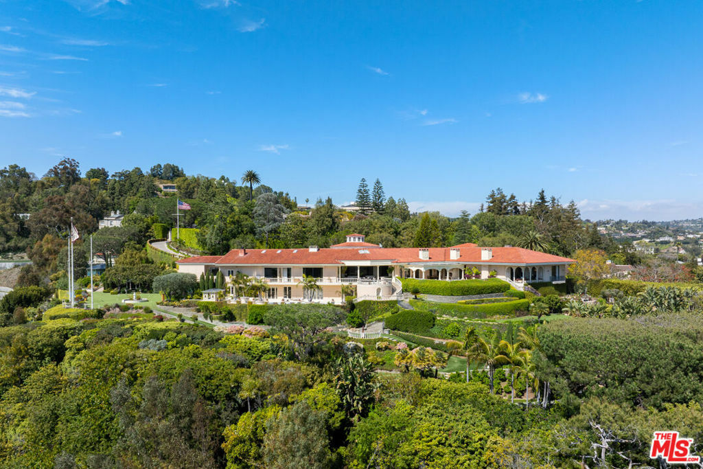 Property Photo:  729 Bel Air Road  CA 90077 