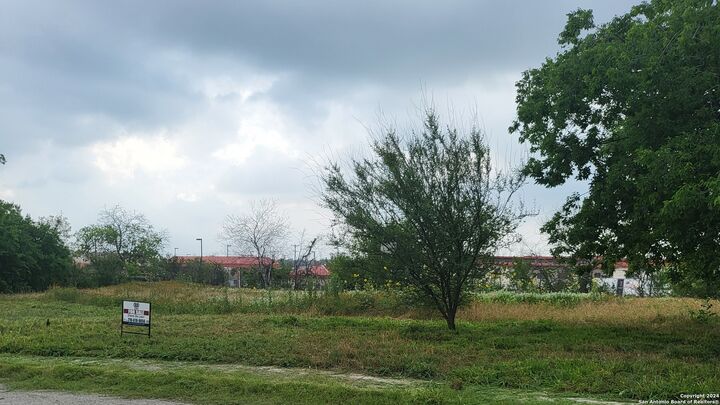 Property Photo: 519 Bee St TX 78208