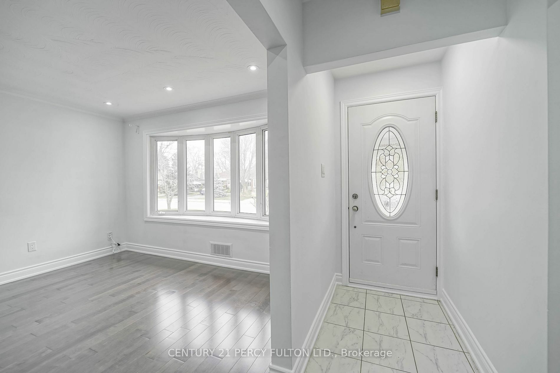 Property Photo:  72 Lynvalley Cres Main  ON M1R 2V4 