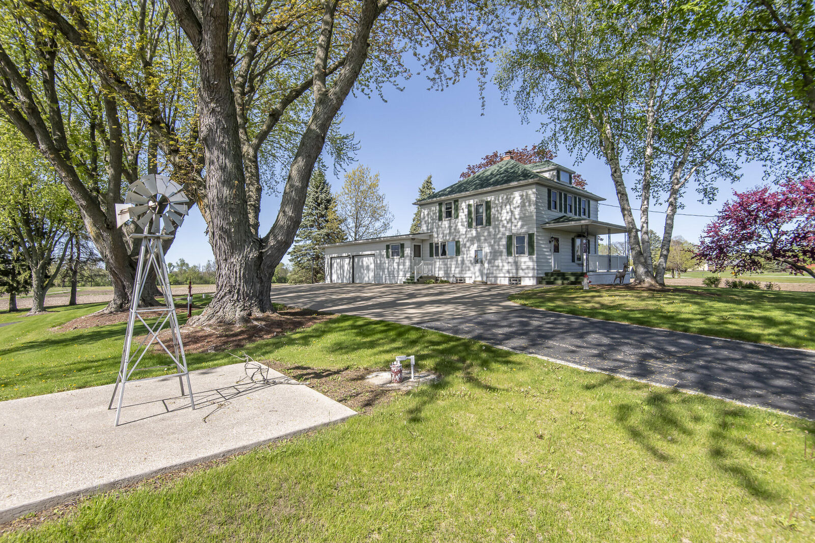 Property Photo: W1048 Concord Center Dr WI 53178