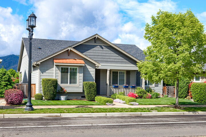 1321 N Haskell Street  Central Point OR 97502 photo