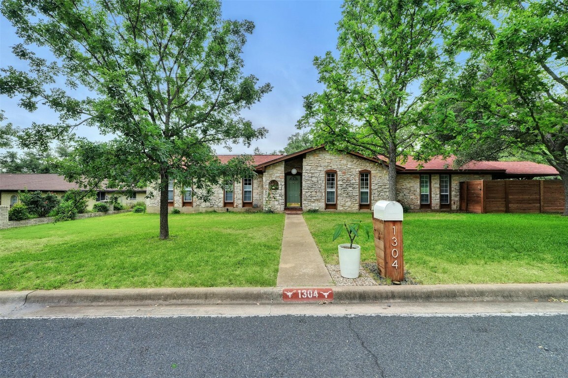 Property Photo:  1304 Oak Shadows Circle  TX 78758 