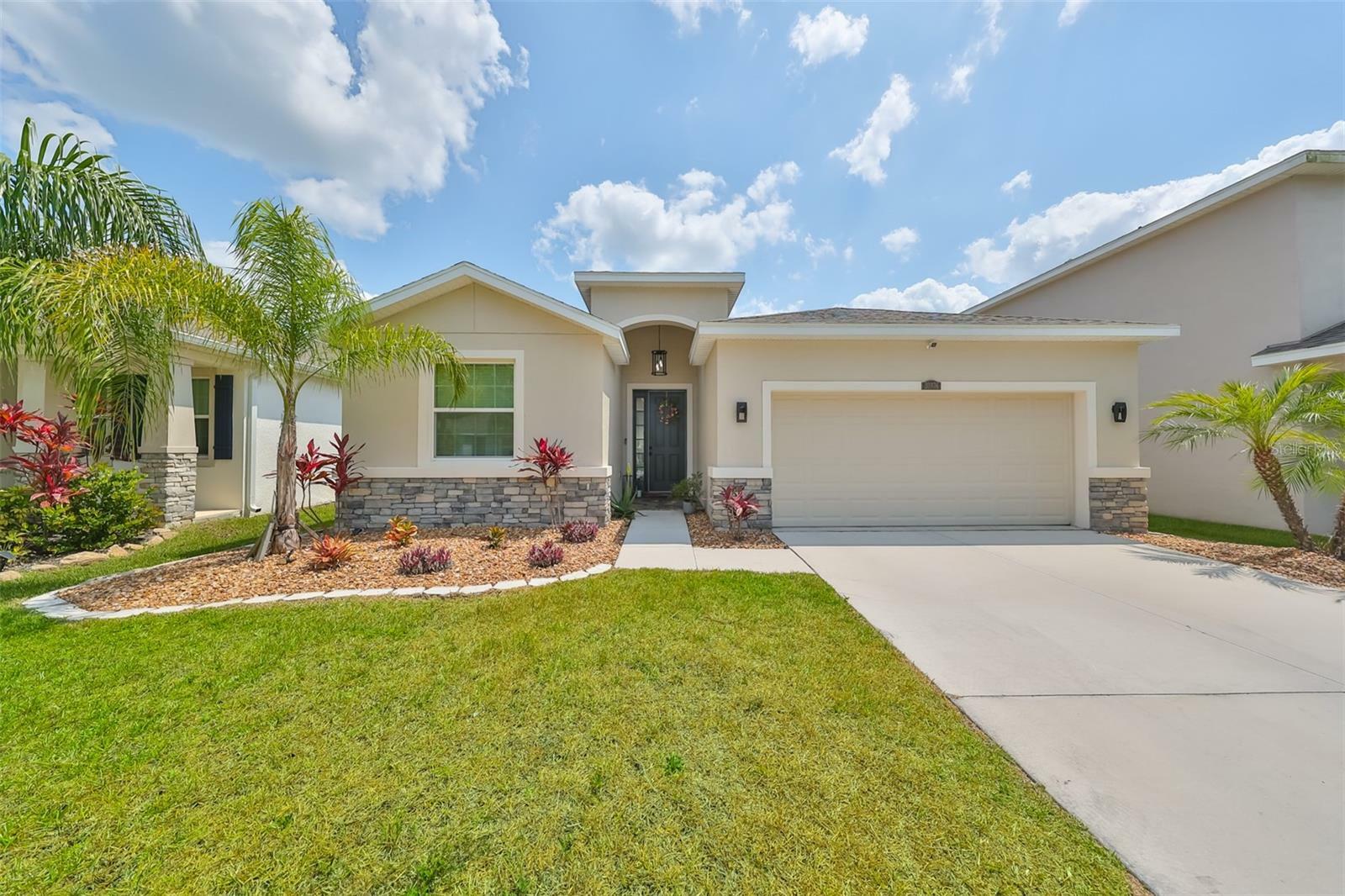 Property Photo:  32876 Sand Creek Drive  FL 33543 