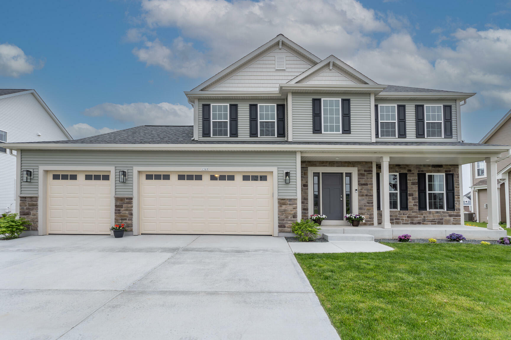 Property Photo: 1509 Whalen Dr WI 53066