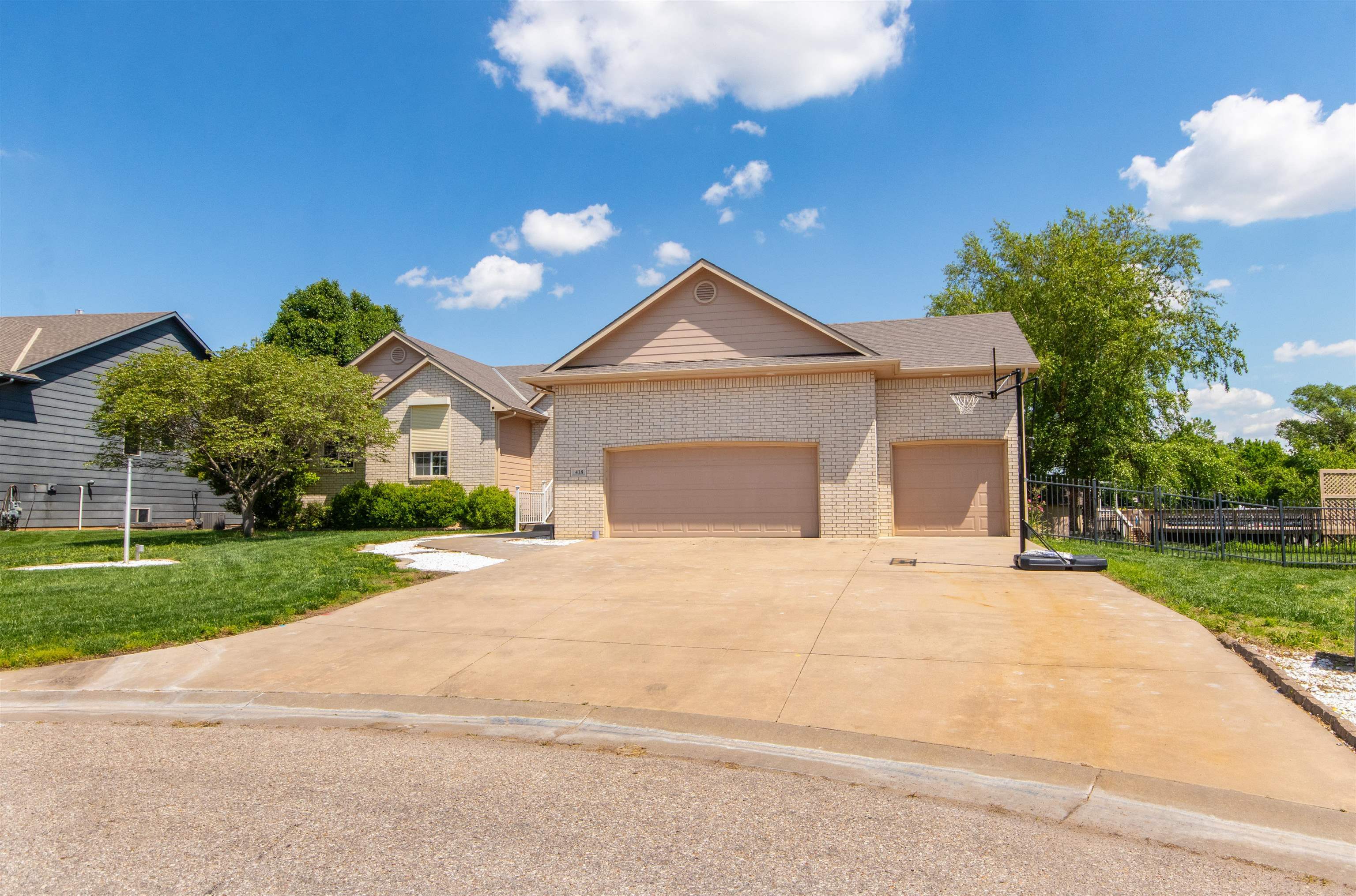 Property Photo:  418 E Quail Ridge Ct  KS 67110 