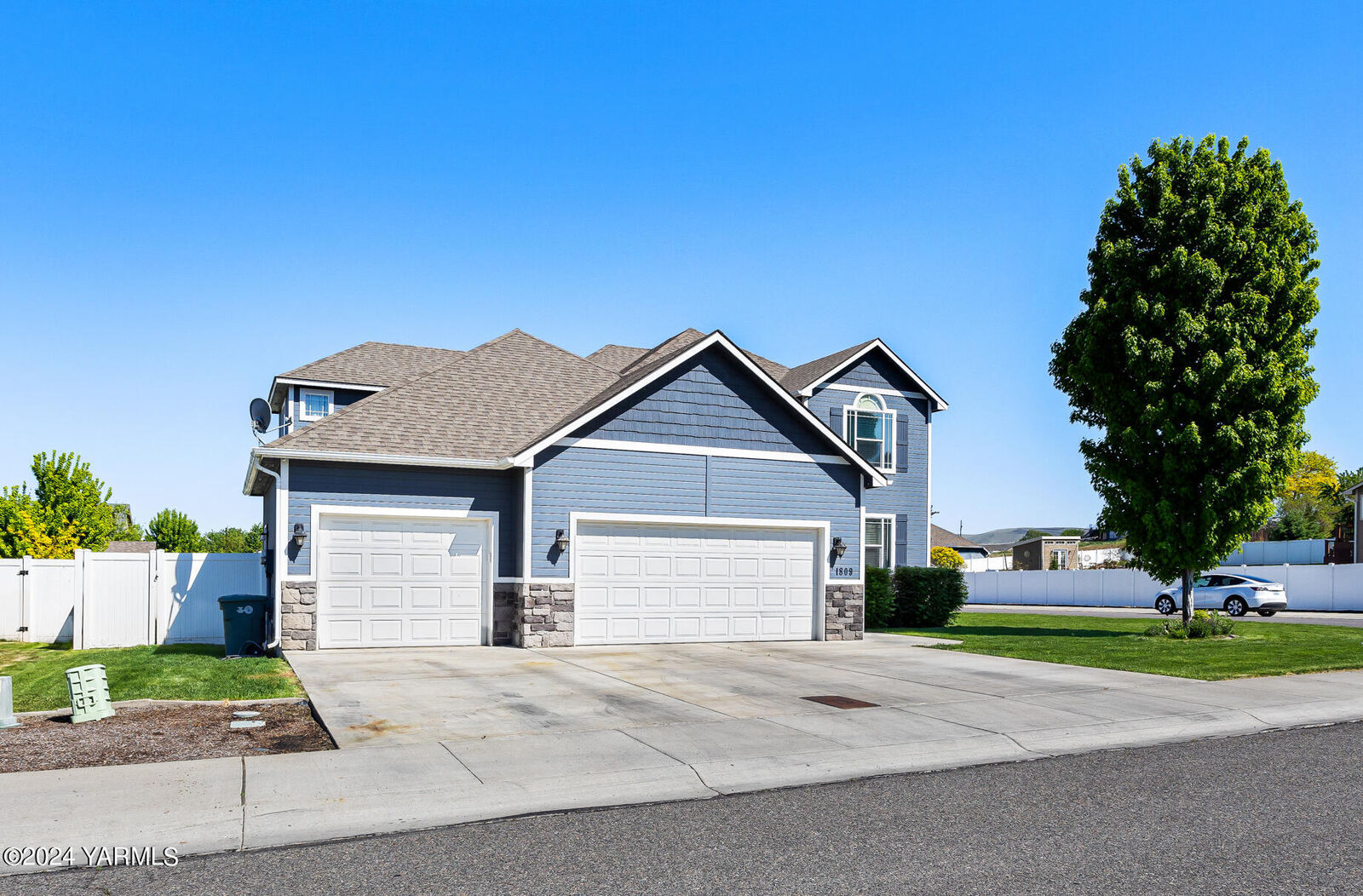 Property Photo: 1809 S 76th Ave WA 98908