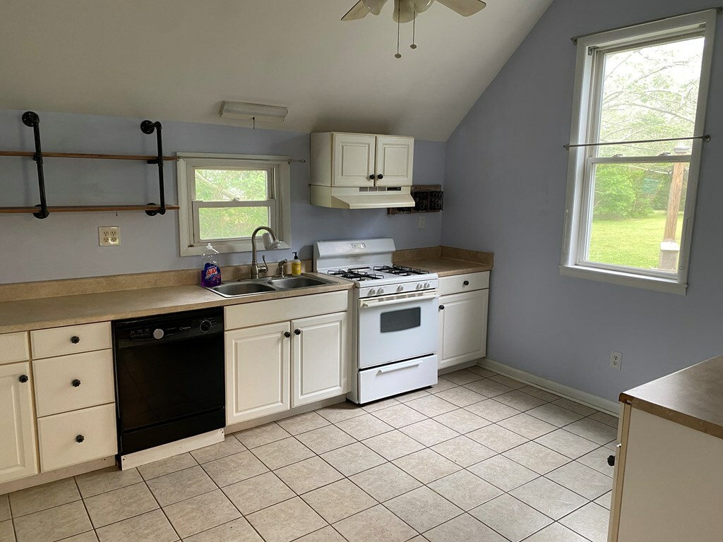 Property Photo:  198 Market St  VA 23417 