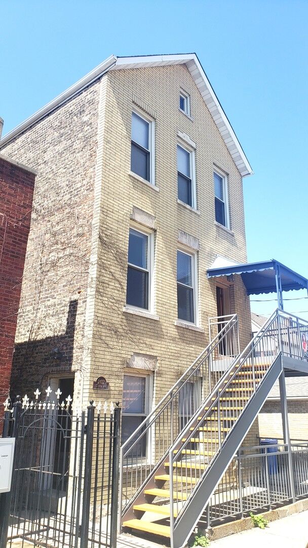 Property Photo:  2412 S Bell Avenue 1  IL 60608 