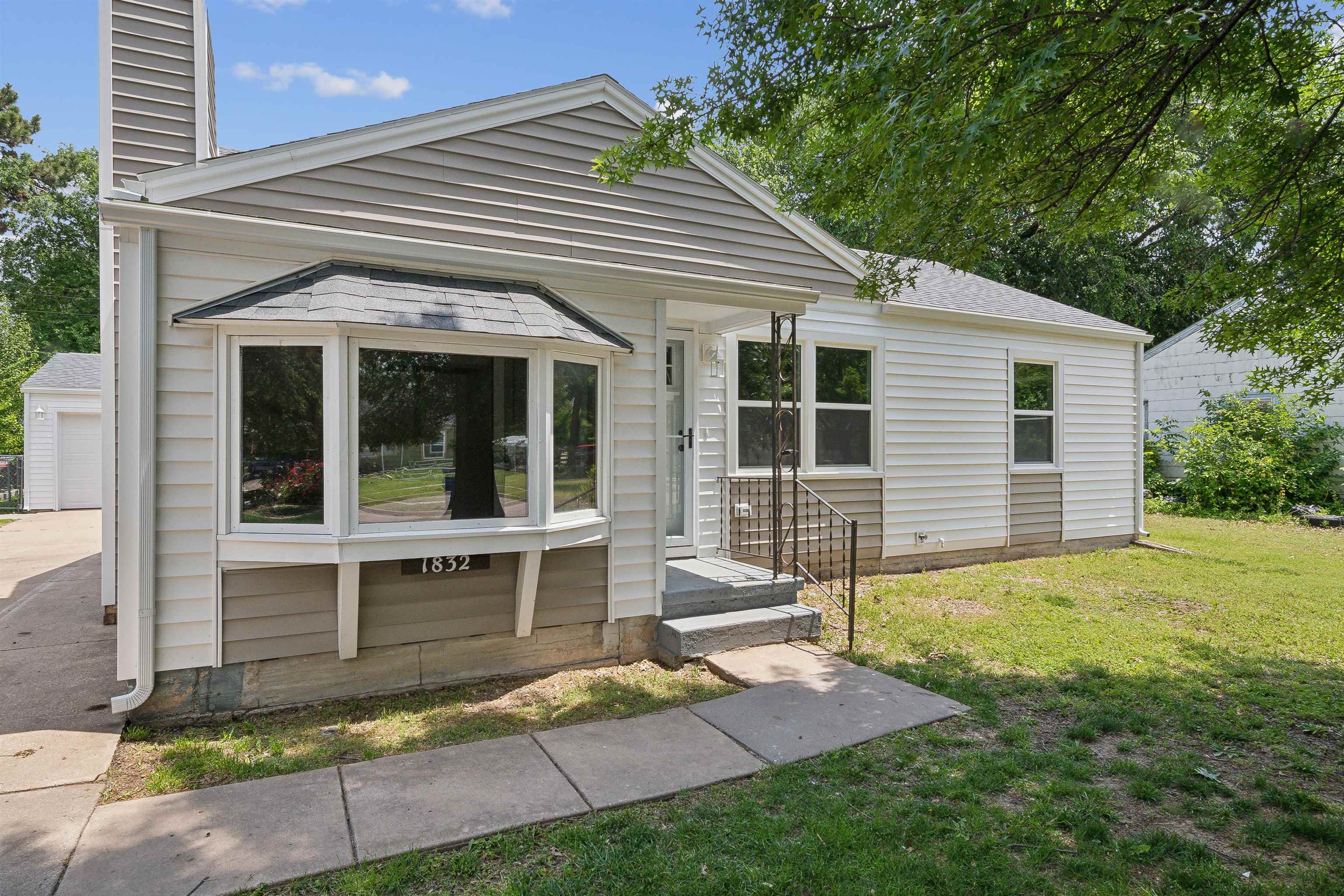 Property Photo:  1832 S Ridgewood Dr  KS 67218 