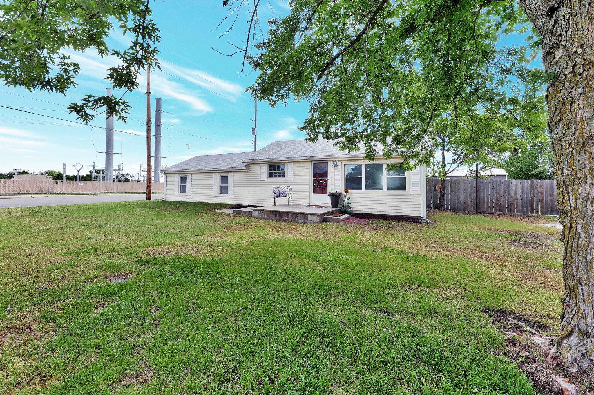 Property Photo:  1254 N Main St  KS 67002 