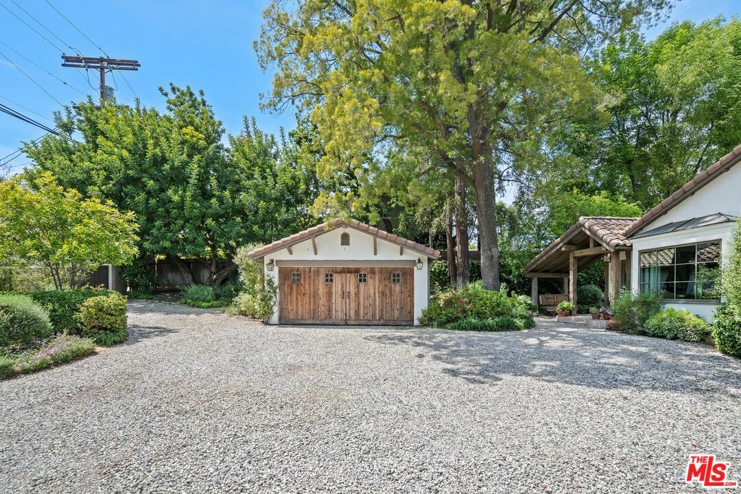 Property Photo:  4680   White Oak Ave  CA 91316 