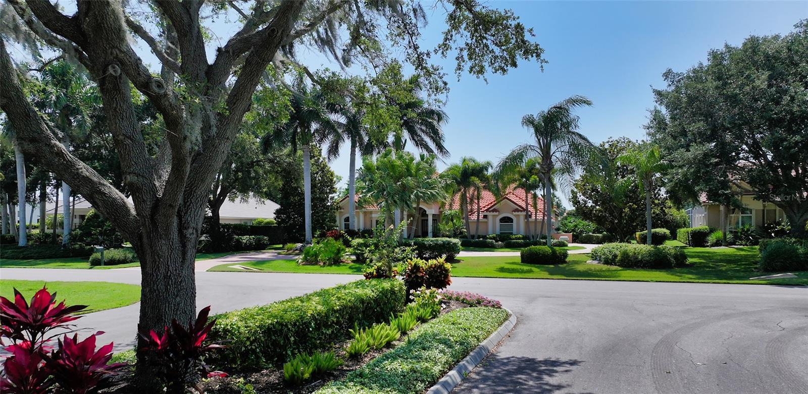 Property Photo: 451 Mac Ewen Dr FL 34229