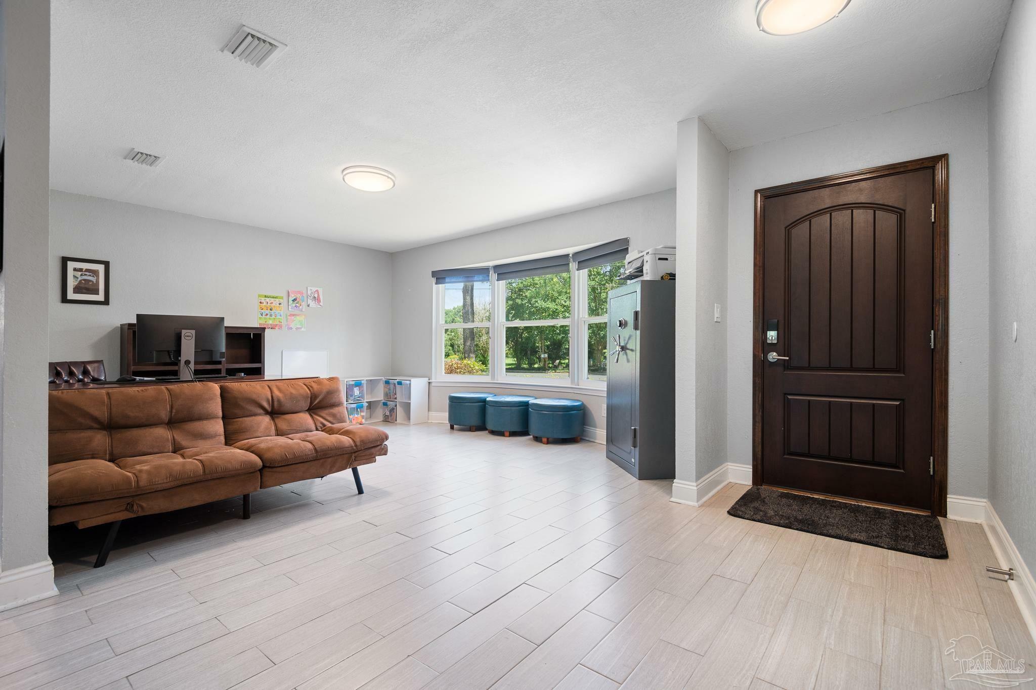 Property Photo: 127 Windsor Pl FL 32561