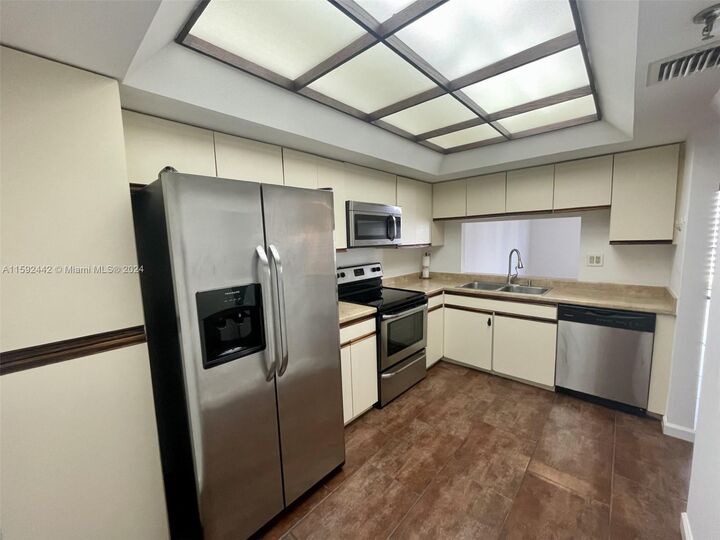 Property Photo: 520 Brickell Key Dr A1512 FL 33131