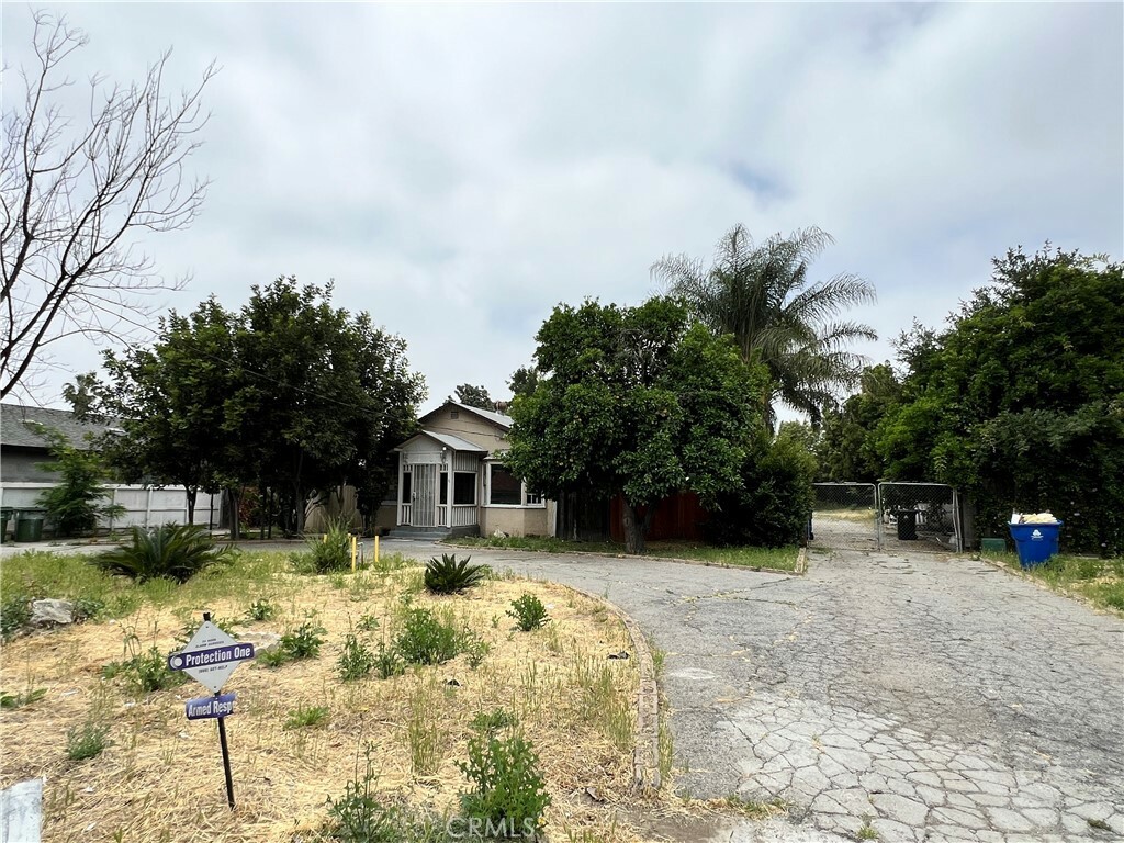 Property Photo:  9019 Noble Avenue  CA 91343 