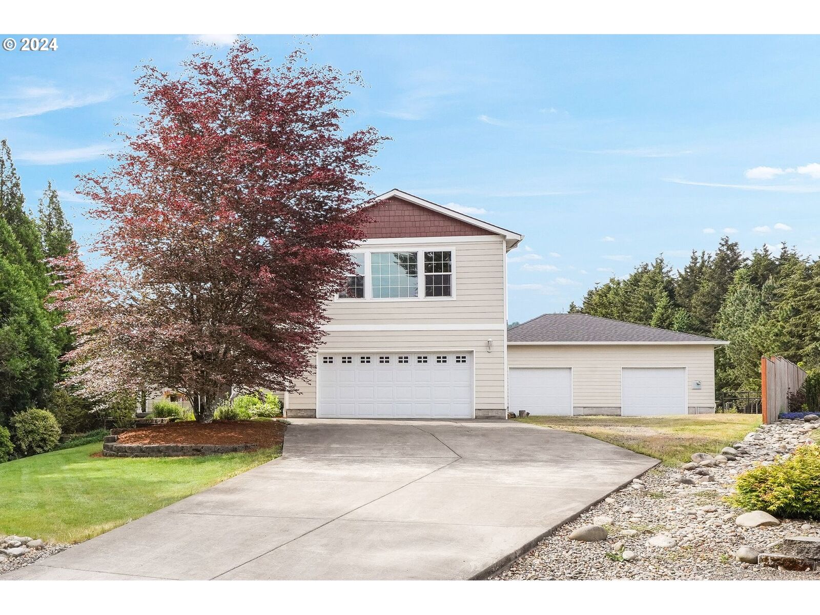 Property Photo: 204 Ironwood Ct OR 97358