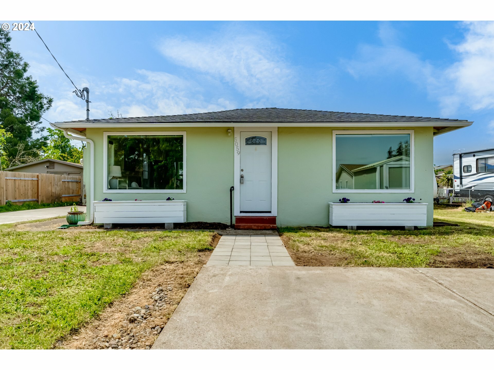Property Photo: 5059 D St OR 97478