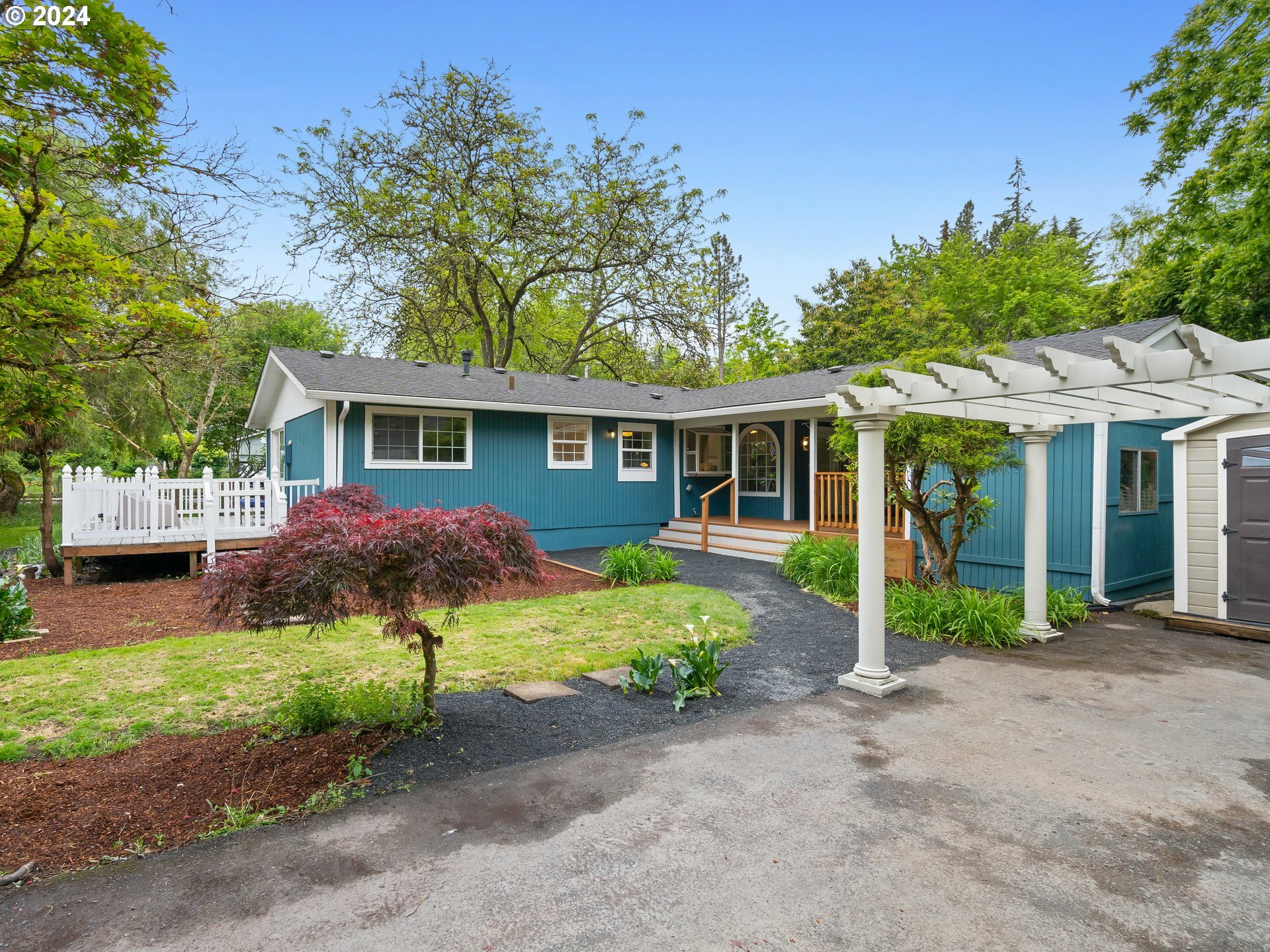 Property Photo:  10835 SW 39th Ave  OR 97219 