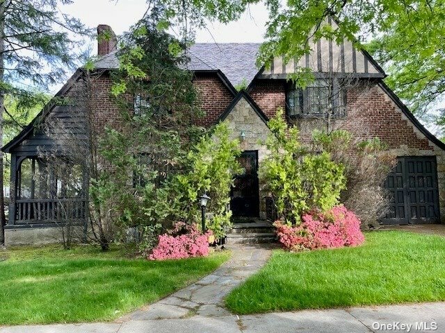 Property Photo:  39 North Drive  NY 11357 