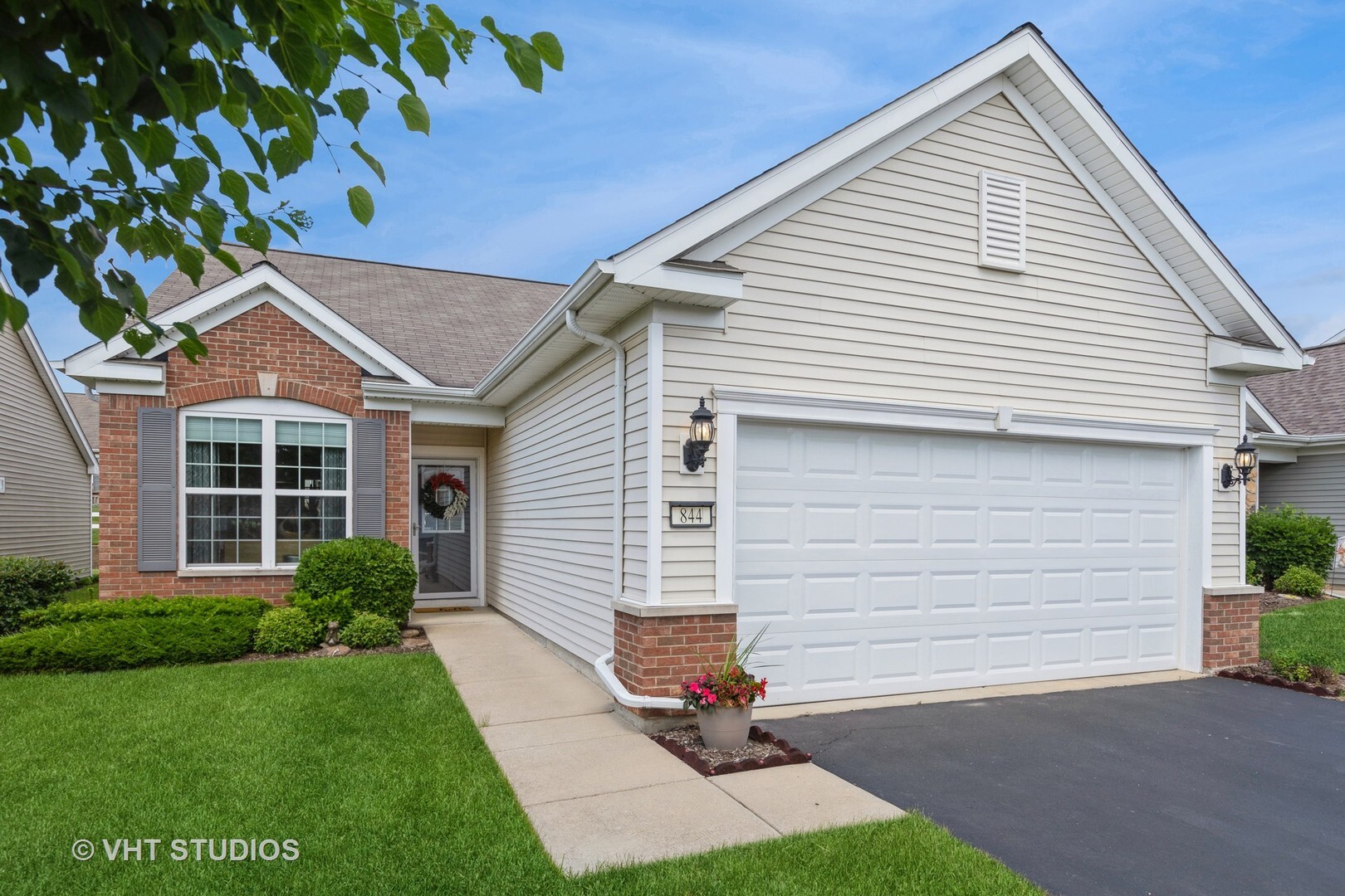 Property Photo:  844 Butterfly Field Drive  IL 60124 