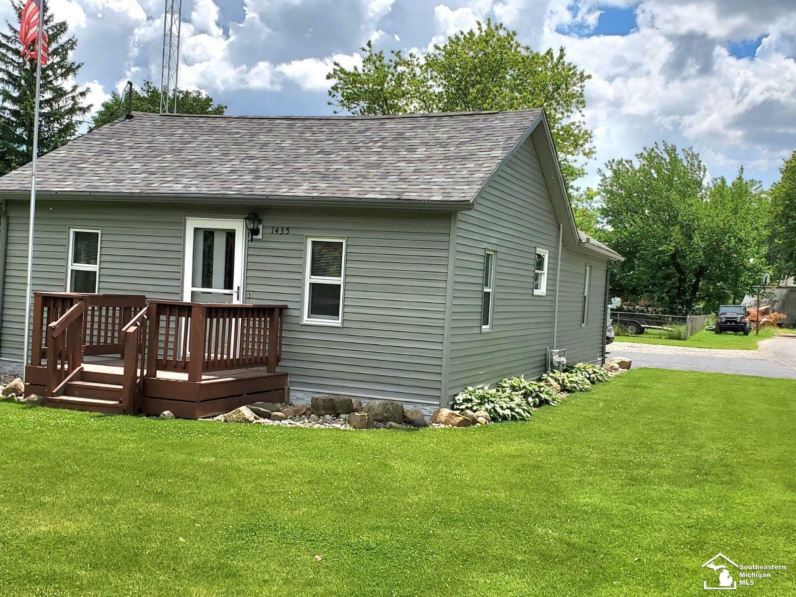 Property Photo:  1435 Larchmont  MI 48133 