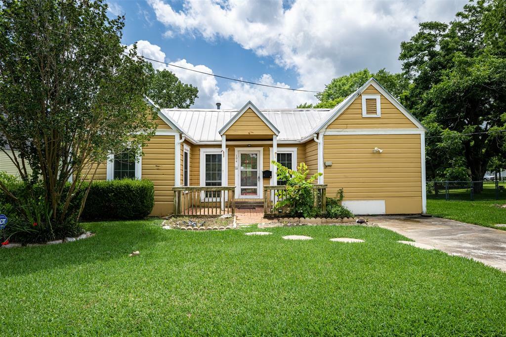 Property Photo: 104 E Mansfield Street TX 77833