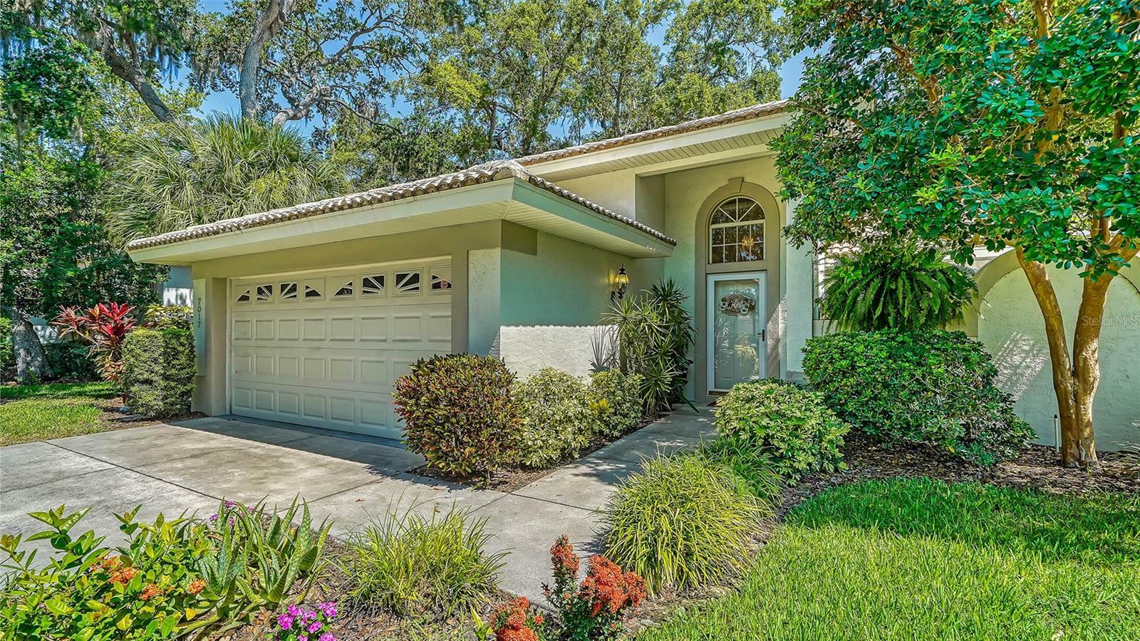 Property Photo:  7017 Woodside Oaks Circle  FL 34231 