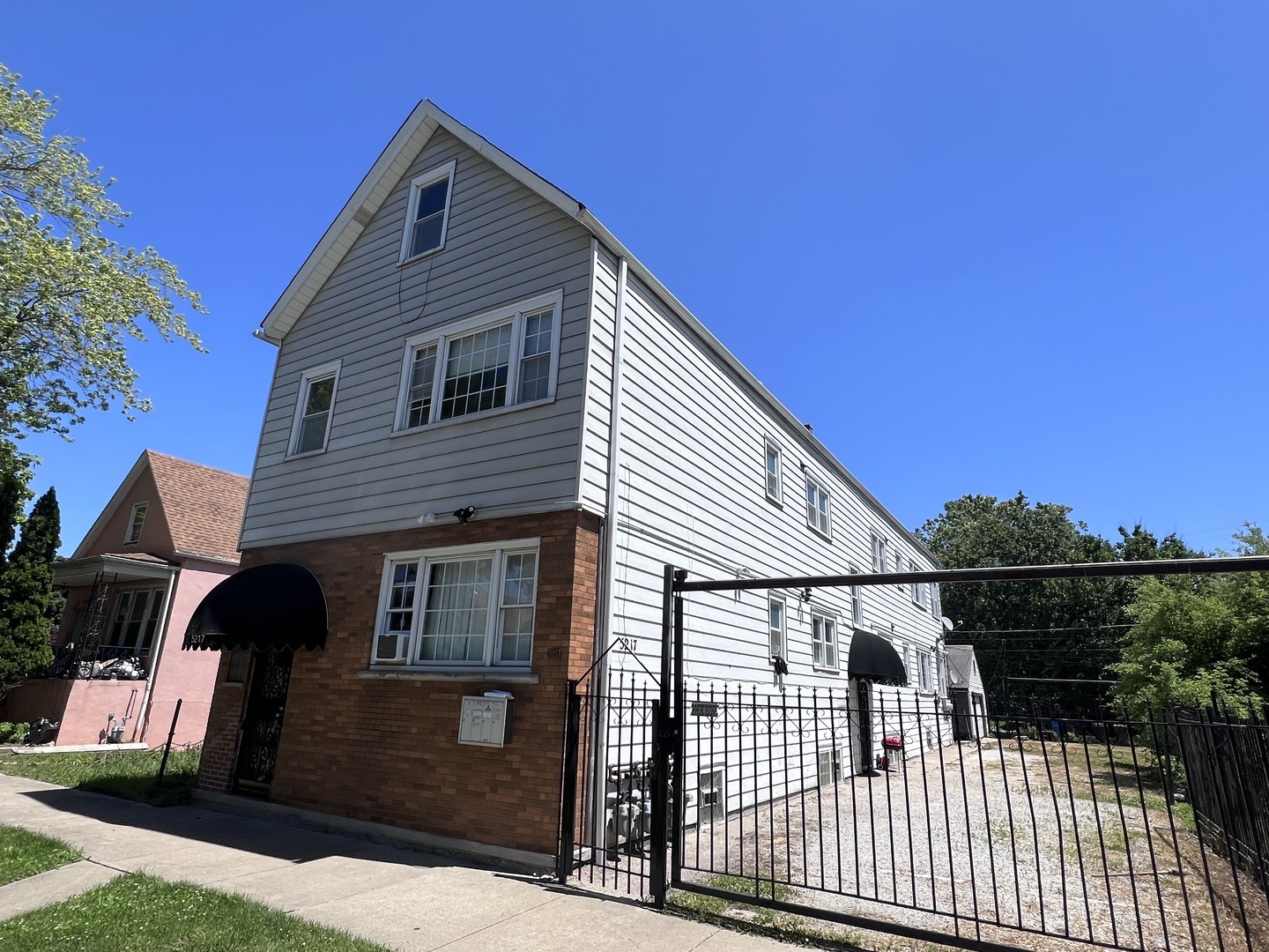 Property Photo:  5217 S Hermitage Avenue 2R  IL 60609 