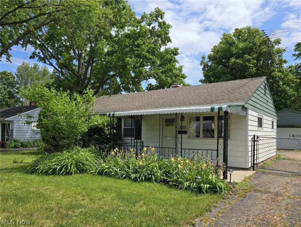 Property Photo:  933 East Drive  OH 44054 