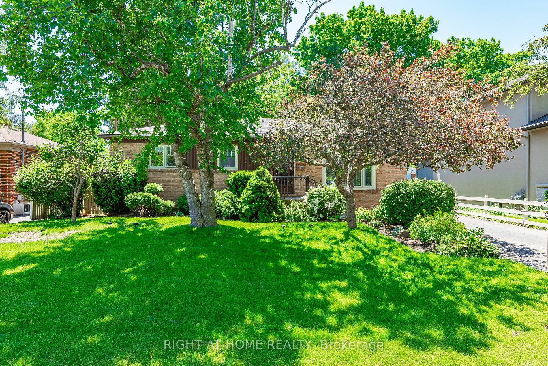 Property Photo:  572 Wolsey Cres S  ON L6L 4W4 