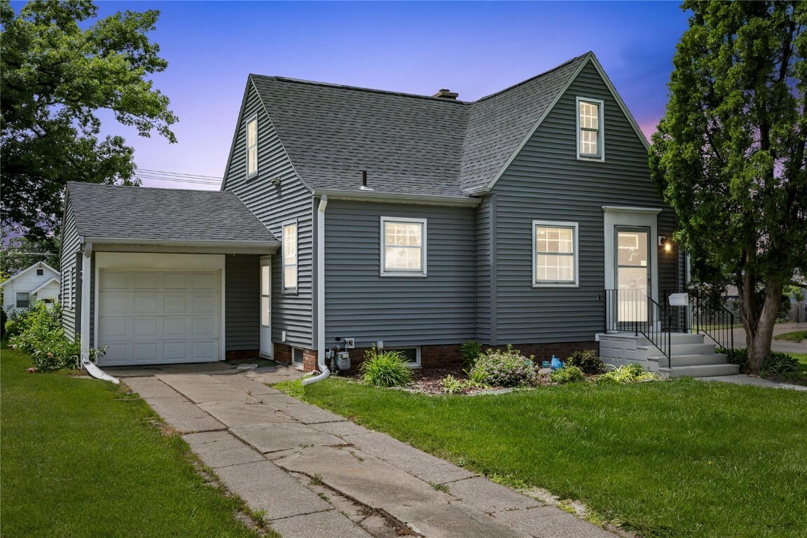 Property Photo:  1067 Daniels St NE  IA 52402 