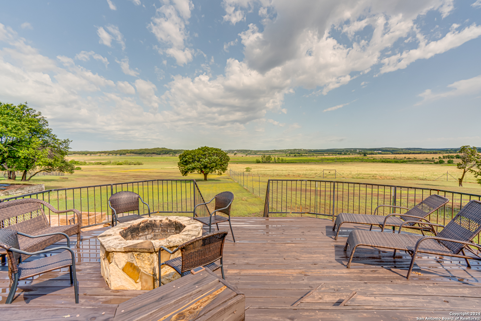 Property Photo: 946 Parkview Dr TX 78133